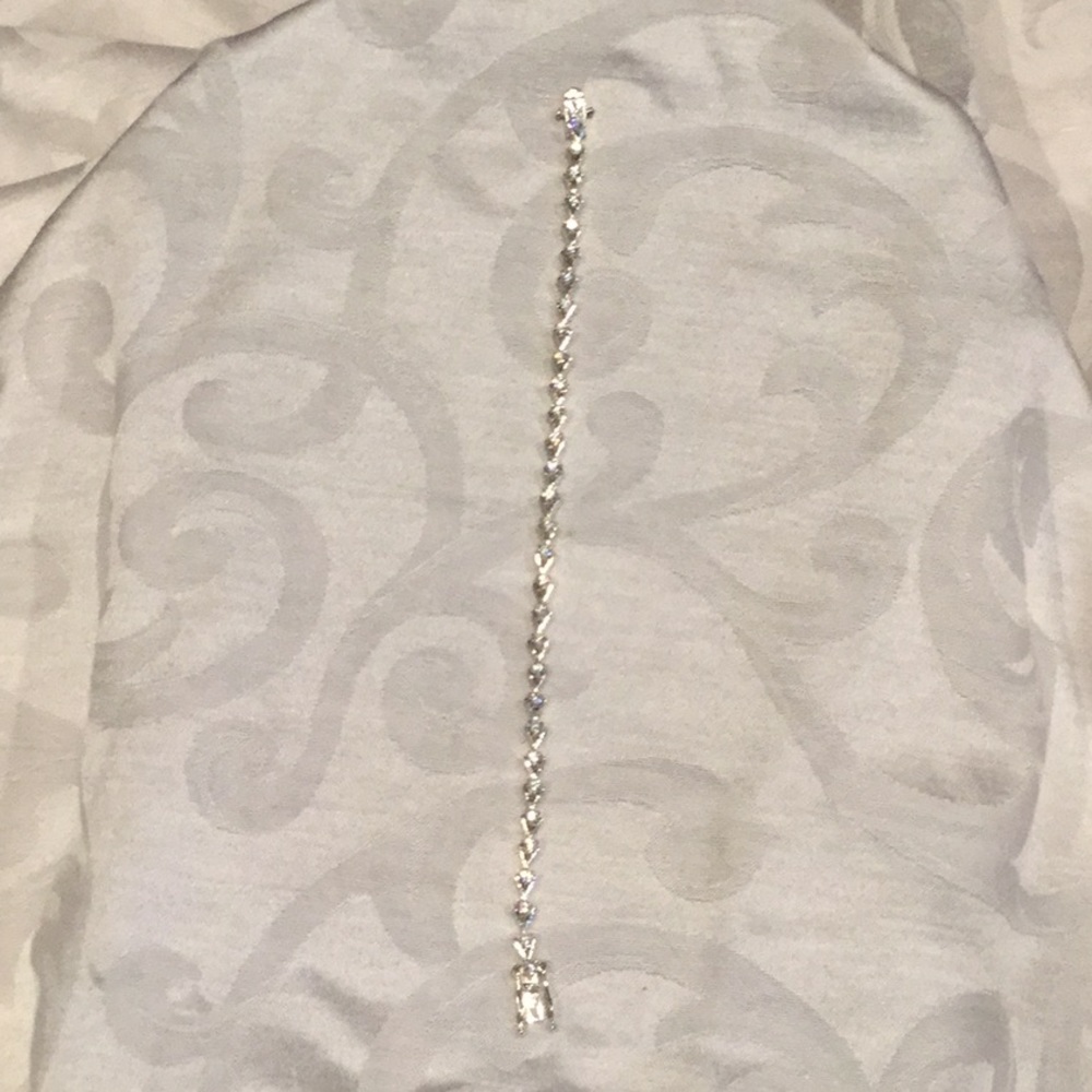 💜  Diamond-look bracelet
